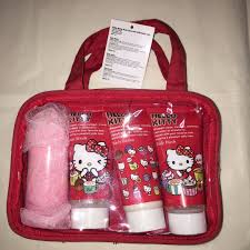 Este grupo esta creado especialmente para las chicas que les gusta hello kitty, pueden poner sus fotos siempre que esten. Bnwt Hello Kitty Toiletries Body Care Set With Bath Lily Babies Kids Bathing Changing Baby Toiletries Grooming On Carousell