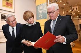Ich bin dir dankbar, dass du in diese neue rolle nun mit hineingehst. Bundesprasident Frank Walter Steinmeier Mit Ehefrau Elke Budenbender Und Vize Ministerprasident Thomas Strobl Stuttgarter Nachrichten