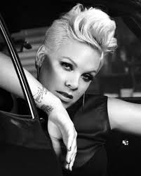 Singer Pink is the best singer and most beautiful.🥰