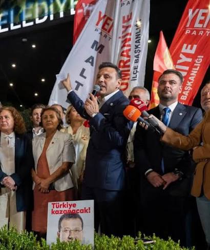 Yeni Partili Özgür Çelik'ten başkanvekili seçimi öncesi Üsküdar Belediyesi  önünde açıklama: Zaman ayarlı, kirli bir operasyonla karşı karşıyayız,  böyle demokrasi mi olur? Yeni Partililer, yarın sabah yenilenecek belediye  başkan vekilliği seçimi öncesi,