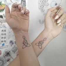 Tattoo Familie Diese Symbole Und Motive Drucken Zugehorigkeit Aus Tattoo Familie Familie Symbol Symbolische Familien Tattoos