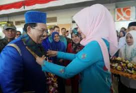 Pengunduran dirinya dikaitkan dengan pernikahannya dengan model raja malaysia termuda. Raja Kesultanan Hasanuddin Malaysia Kunjungi Gowa