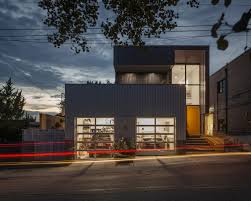 It is home for the main campus of the university of arkansas, and has many characteristics of a college town, including many bars, restaurants and specialty stores. Boxy Bridge House In Fayetteville Arkansas E Architect