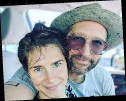 Amanda marie knox is an american woman who spent almost four years in an italian prison following her conviction for the 2007 murder of mere. Inside Amanda Knox And Husband Christopher Robinson S Love Story Showcelnews Com