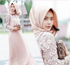 Enggak cuma untuk kondangan, dress brokat ala selebgram hijab ini juga bisa dipakai long dress brokat ini kini digunakan untuk wanita berhijab maupun yang tidak berhijab. 45 Model Baju Brokat Kombinasi Modern Terbaru 2020