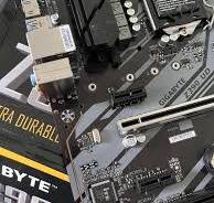 Um amigo me deu uma placa-mãe, disse que um chip ou algo ...