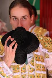 Interesante resultó la última Corrida de la Feria de Aniversario de la  Plaza México en la que Paola San Román dio una vuelta al ruedo (Fotos)