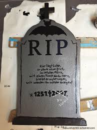 Der selbstgemachte grabstein hat richtig gut ausgesehen. Halloween Deko Schaurigen Grabstein Einfach Selber Bauen