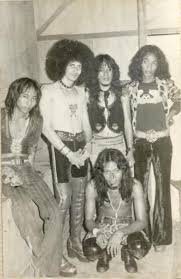 Berikut adalah kunci gitar lagu damai yang hilang, panasnya matahari membakar hari yang mudah dimainkan. Xtreme Zine A Twitter Xtremeinfo Pada Tahun 1975 God Bless Pernah Menjadi Band Pembuka Konser Deep Purple Di Jakarta Http T Co Xogfg3jsxn