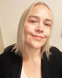 Waking up was a struggle today with the darkness still hanging around at 5  am, but I decided to give myself a little boost! Instead of my usual makeup  routine, I spent