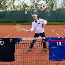 Tennisspieler — ein tennis match tennis ist ein ballspiel, das von zwei oder vier spielern gespielt wird. Reise Durch Europa Der Franzosische Tennisspieler Lokalsport