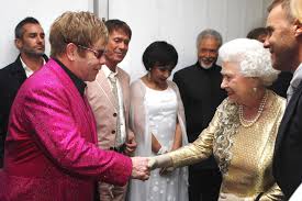 Man hätte alerdings alle lieder einfach auf eine cd packen können. Elton John So Brachte Queen Elizabeth Ihren Neffen Dazu Zu Gehorchen Gala De