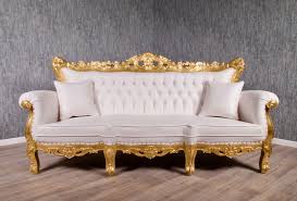 Αναδείξτε το προσωπικό σας στυλ, επιλέγοντας το κλασικό μας σαλόνι barock, για τον δικό σας χώρο. Barock Sofa Dendrobia 3 Sitzer Belegt Mit Blattgold Sofas Sofas Sessel Chaiselongue Onlineshop Repro Antik Design