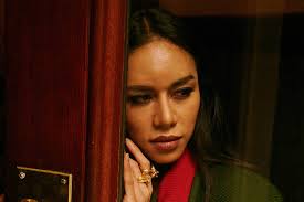 Rejeitada, modelo trans cria agência e app de encontros nos EUA