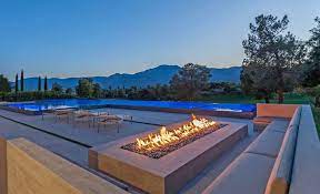 Kris Jenner Spends Big On Ultra Modern Desert Getaway Palm Springs Houses Jenner House Palm Springs House