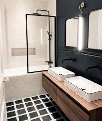 Une Salle De Bain En Noir Blanc Et Bois Le Chic Indemodable Fort Interieur Idee Salle De Bain Amenagement Salle De Bain Salle De Bain Noir Et Blanc
