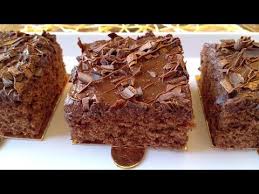 بزوج بيضات عملت احلى كيكة بصلصة الشكولاطة بنينة و خفيفة Youtube In 2020 Mini Cakes Desserts Cake
