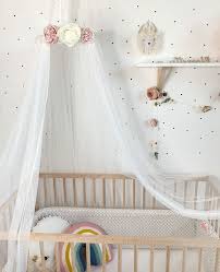 Ensemble très intéressant avec flèche de lit pour lit cage ou parc avec le ciel lit. Ciel De Lit 20 Modeles Deco Pour Une Belle Chambre
