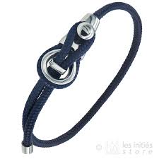 Inspire Du Bollard D Amarrage Ce Bracelet En Reprend Tous Les Codes Un Joli Clin D Oeil Pour Tous Les Fans De Bateaux Bracelets Bracelet Ancre Noeud Marin