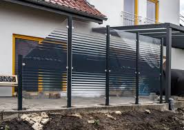 Glas windschutz mit milchglas sorgt für sichtschutz interessant für die außengastronomie this is article about zaun aus polen inspirierend 32 schön wpc. Glaszaun Nach Mass Online Gunstig Kaufen Zaun Aus Glas