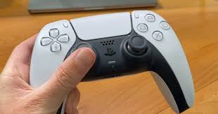 نظرة بالصور عن شكل يد تحكم dualsense لجهاز ps5 بالمقارنة مع يد ps4 و تفاصيل أكثر عن الوزن و المزيد
