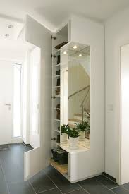 Bei einem kleinen flur empfehlen wir eine helle farbe. Garderobe Mit Schuhordnung Raumwerk Tischlerei Gmbh Moderner Flur Diele Treppenhaus Weiss Homify Innenausstattung Flur Mobel Haus Innenarchitektur