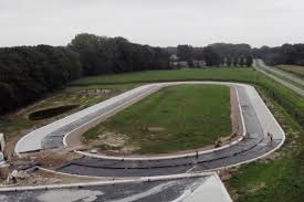 De ijsbaan aan de misterweg, hier nog zonder ijs. Na Een Nacht Ijs Door Schuimbeton Faber Betonpompen