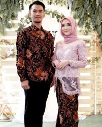 Bagi anda wanita berhijab, bisa memilih jenis. 8 Model Kebaya Couple Dengan Hijab Untuk Acara Tunangan