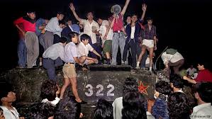As columns of tanks and tens of thousands soldiers approached tiananmen many troops were set on by angry mobs … dozens of soldiers were pulled from trucks, severely beaten and left for dead. Secret Cable 10 000 Killed In China S 1989 Tiananmen Crackdown News Dw 23 12 2017