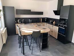 ilot central noir et bois amenagement cuisine idee amenagement cuisine decoration interieure cuisine