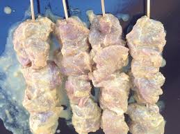Sot L Y Laisse De Dinde En Brochettes Marinees Au Curry Lime Et Coco Recette Recettes De Cuisine Brochette Marinee Et Repas Ideal
