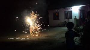 Tidak ada tradisi khusus sebenarnya, lebaran di sini dipenuhi oleh aktivitas silaturahim, suasananya sangat kekeluargaan. Aidilfitri 2016 Suasana Raya Di Kampung Ceritera Si Gadis Biru