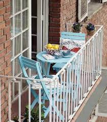 Se volete ricreare quell'atmosfera bohemien che ricorda i bistrot parigini, magari per assaporare un caffè all'aria aperta, potete arredare il vostro balcone piccolo con un tavolo e due sedie. Balcone Piccolo 20 Idee Per Arredare Guida Giardino
