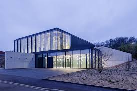Baden Im Berg Schwimmbad In Erlenbach Bei Zurich Architektur Wohnarchitektur Swimming Pool