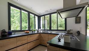 Cuisine De Bois Et D Anthracite Macoretz Agencement En 2020 Cuisine Moderne Idees Loft Agencement Cuisine