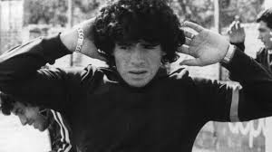 Aldosivi argentinos juniors arsenal atlético tucumán banfield boca juniors central córdoba sde colón defensa y estadio diego armando maradona. Muere Maradona Profe Tengo Un Amigo Que Es Mejor Que Yo El Dia Que Un Nino De 8 Anos Llamado Diego Maradona Llego A Argentinos Juniors Bbc News Mundo