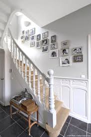 Escalier En Bois Peint En Gris Avec Du Blanc Pour La Mont E Des Avec Escalier En Bois Peint En Gris Avec Esc Peindre Escalier Bois Escalier Bois Escalier Blanc