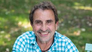 Et puis, quand un problème arrive, puis deux, puis trois, en général, c'est une cascade d'autres ennuis qui dévalent. Jean Claude De L Amour Est Dans Le Pre Si Je Fais Rire La France C Est Un Bonheur
