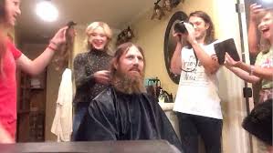 Jase robertson haircut robertson new hair cut hairstyles ideas. Jase Robertson Shaves Off Beard Cuts Hair In Timelapse Video Daily Mail Online