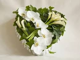 Fiori bianchi fiori per la chiesa da matrimonio fiori funebri decorazioni per l'altare della chiesa decorazioni floreali composizioni di fiori bianchi composizioni floreali semplici disposizioni floreali moderne altare Fiori Per Commemorazione Dei Defunti Consegna A Domicilio