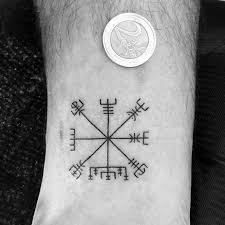 Das Mystische Schutzsymbol Aus Dem Hohen Norden Eines Der Bekanntesten Nordischen Symbole Das Vegv In 2020 Viking Compass Tattoo Compass Tattoo Tattoo Designs Men