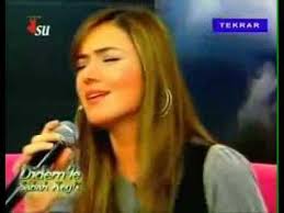 Sevcan Orhan Bahcede Yesil Cinar Su Tv Youtube Yesil