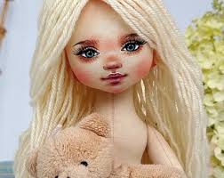 Video tutorial su come disegnare il viso di una bambola di pezza Catherine  Emily usando un modello di viso