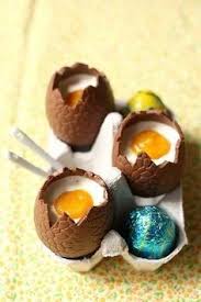 Coques En Chocolat Garnies D Une Panacotta Au Coulis De Mangue Oeufs De Paques Chocolat Oeufs En Chocolat Dessert Paques