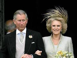 Charles trug einen dunkelblauen anzug, camilla ein schlichtes geblümtes kleid und einen farblich passenden cremefarbenen mantel. Royaler Geburtstag Von Der Geliebten Zur Herzogin Camilla Wird 70 Leute Rnz