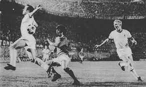 23rd April 1969 Manchester United Winger Willie Morgan Thwarted By Ac Milan Defenders Saul Malatrasi And Karl Heinz Schnellinge San Siro Ac Milan European Cup