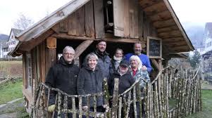 Nachbarn aus Schiltach bauen weihnachtliches Tagelöhnerhaus