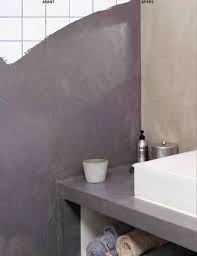 Bien que l'utilisation par excellence du béton ciré de plus, nos bétons cirés garantissent une résistance élevée dans les zones les plus exposées au trafic ainsi qu'aux produits de nettoyage les plus agressifs. Beton Cire Sur Carrelage Conseils Pour Faire En Mural Et Sol Repeindre Carrelage Carrelage Salle De Bain Enduit Pour Carrelage