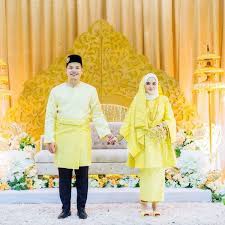 Koleksi baju melayu aaron aziz ini direka khas dan khusus dengan mengetengahkan kekemasan pada leher, poket dan rekaan terbaru khas 2017 adalah dari pelbagai jenis fabrik. Tema Dan Trend Warna 2021 2022 Trending Fashion Color