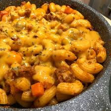 A combination of gruyere and mozzarella cheese. Raffie S Spicy Cheezy Bolognese Macaroni Recipe